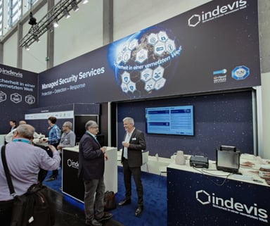 indevis-Stand auf der it-sa. Zu sehen ist Wolfgang Kurz, CEO indevis